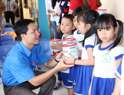 Hình 1: Đồng chí Đặng Minh Thảo trao sữa cho các em thiếu nhi tại xã Nghĩa Phương